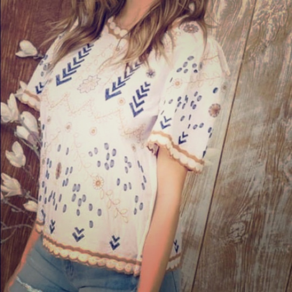 💛Embroidered Half Sleeve Top